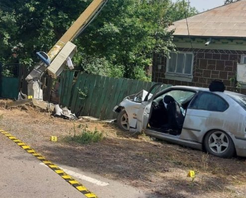 O femeie a murit şi 2 persoane au ajuns la spital, după ce un șofer beat și fără permis a intrat cu mașina în stâlp