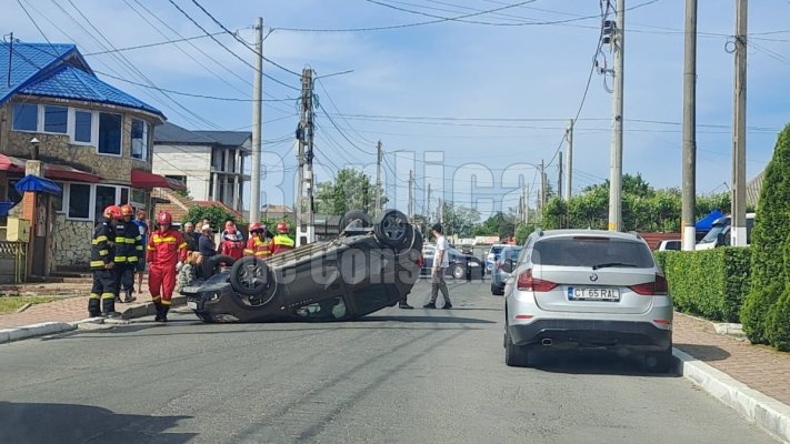 O mașină s-a răsturnat pe carosabil, în urma unui accident, în Ovidiu. Video