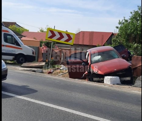 O mașină a intrat într-un cap de pod la ieșire din Mihail Kogălniceanu