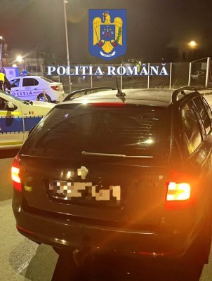 Un șofer băut, urmărit de poliție, a intrat cu mașina într-un scuar