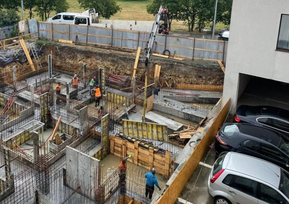 Muncitorii lucrează de zor la blocul din Palazu, deși a fost suspendată autorizația de construire! Video