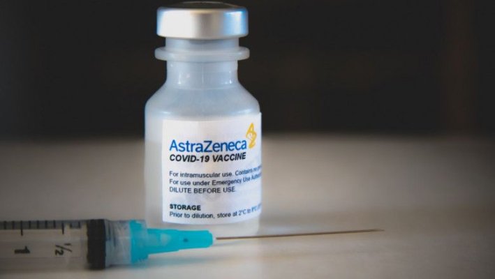 AstraZeneca a recunoscut în instanță că vaccinul său anti-Covid poate provoca un efect secundar rar