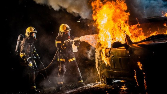 O mașină a luat foc după ce a lovit poarta unui restaurant
