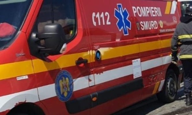 O mașină a intrat într-un cap de pod, în Mihail Kogălniceanu