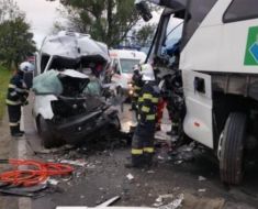 Accident grav în Râşnov, între un autobuz cu pasageri și o camionetă: un mort, 3 răniți