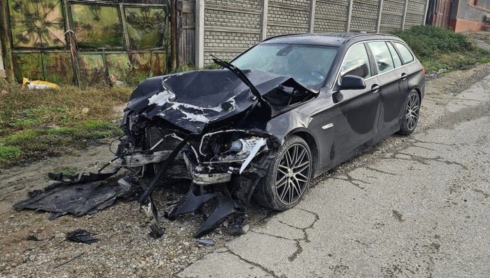 O bătrână a murit pe loc, după ce maşina în care se afla s-a izbit de un pod