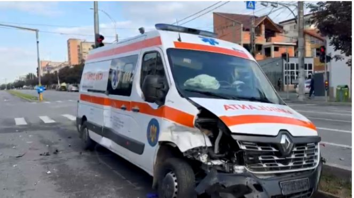 O șoferiță a accidentat o ambulanță și alte două mașini