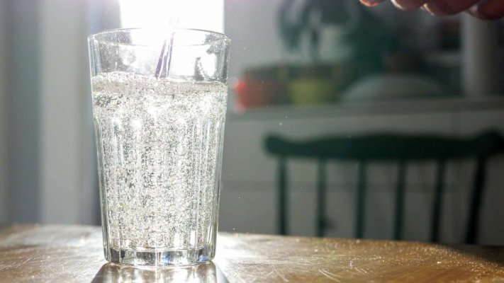 Scandal în industria apei minerale. Milioane de sticle, distruse, din cauza contaminării cu fecale