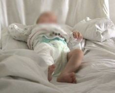 Halucinant! O fetiță de 2 luni snopită în bătaie de mama care e cadru militar 