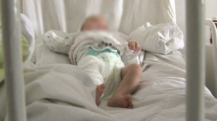 Halucinant! O fetiță de 2 luni snopită în bătaie de mama care e cadru militar 