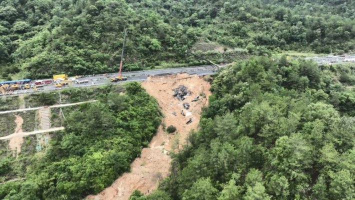 Numărul morților după prăbușirea unei autostrăzi în China a crescut la 36
