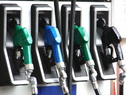 Românii vor plăti mai mult pentru carburanți încă din noaptea de Revelion: vezi noile preturi