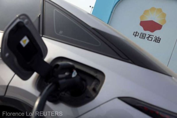 China: Vânzările de automobile sunt în scădere, în pofida succesului maşinilor hibride plug-in