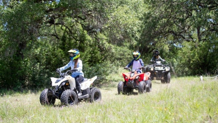 Bărbat bătut și abandonat de niște indivizi care treceau cu ATV-urile pe terenul său