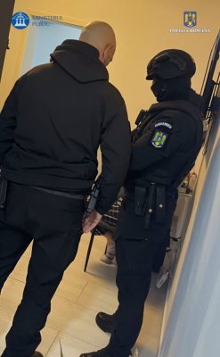 Femeie, reținută după ce a contractat împrumuturi folosindu-se de date false