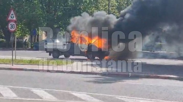 Un autovehicul deținut de firma care reabilitează b-dul. 1 Mai a luat foc în trafic! Video