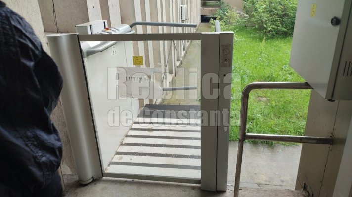 Vede cineva?! Liftul Policlinicii 2 e defect de ani de zile! Pacienții se descurcă cum pot. Video