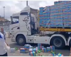 Protestatari israelieni au blocat și ars camioane care duceau mâncare pentru palestinienii din Gaza