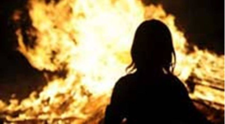 Femeie arestată după ce ar fi incendiat casa unui vecin în noaptea de Paște