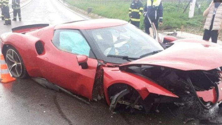 Ferrari făcut praf într-un accident, în județul Cluj