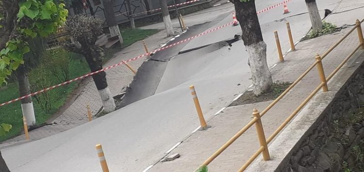 Intervenție de urgență la stabilizarea provizorie a străzii surpate din Slănic