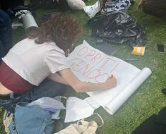 Un grup de activiști au protestat la Universitatea București împotriva „genocidului din Gaza“