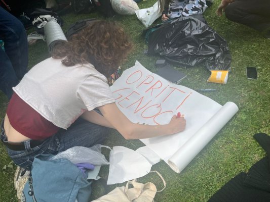 Un grup de activiști au protestat la Universitatea București împotriva „genocidului din Gaza“