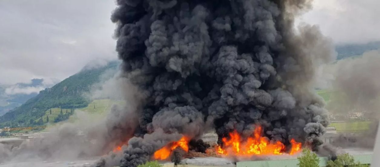 Incendiu imens la o fabrică  de stații de încărcare pentru mașinile electrice din Italia