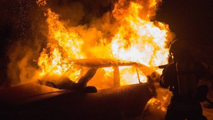 Băutura i-a luat mințile! Trimis după gratii, după ce a incendiat mașina vecinului