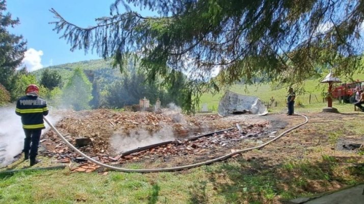 O biserică din Alba a ars până la temelie