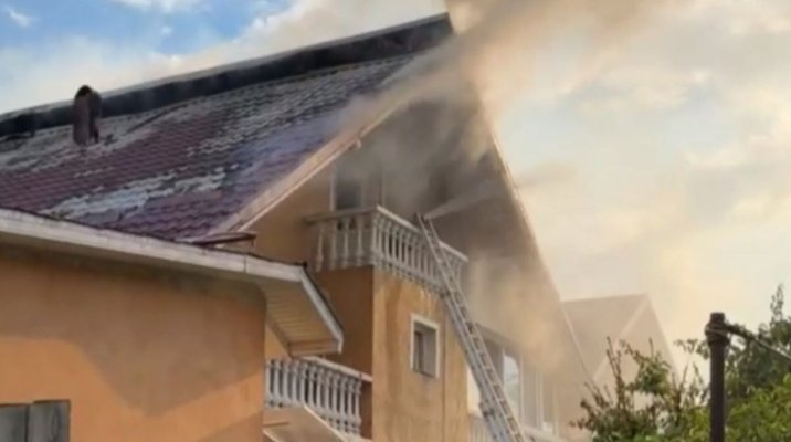 O casă a luat foc după ce a fost lovită de un trăsnet