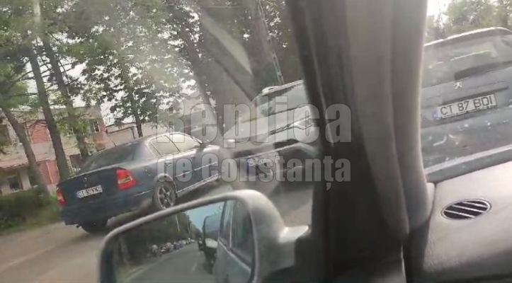 Un inconștient a depășit coloana oprită la trecerea la nivel cu calea ferată, de pe Caraiman! Video 