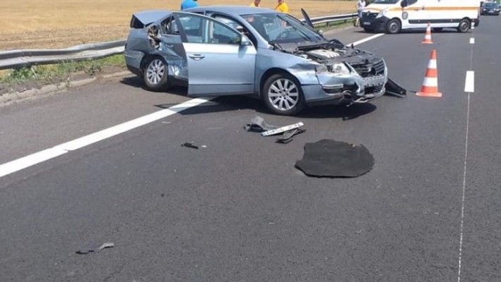 O mașină a intrat în parapet pe A2