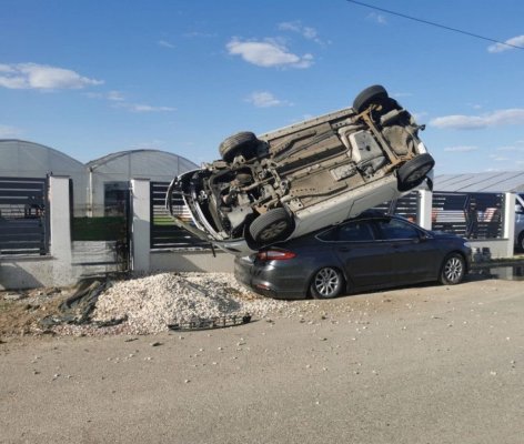 Mașină implicată într-un accident rutier a rămas suspendată pe plafonul altei mașini