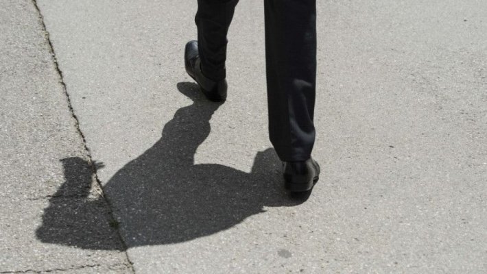 Îți este greu să menții echilibrul și direcția în timpul mersului? Explicația oferită de un nou studiu