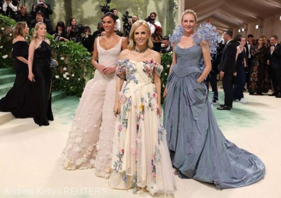 Vedetele au defilat la Gala Met din New York; în prim-plan: florile şi frumuseţea efemeră