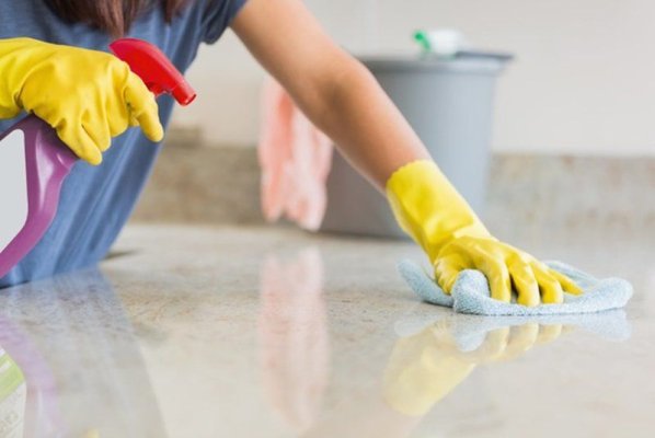 O menajeră a furat cardul clientei, cu care a făcut 80 de plăți până să fie prinsă