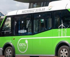25 de microbuze electrice vor fi furnizate de o firmă din Spania și una din București, pentru elevii din județ. Video