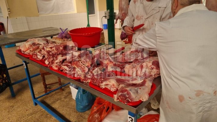 Cum se vând mieii în piețele din Constanța? Carne tranşată de măcelari, fără mănuși.  Video