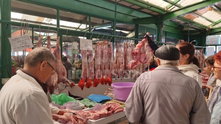 Cum se vând mieii în piețele din Constanța? Carne tranşată de măcelari, fără mănuși.  Video