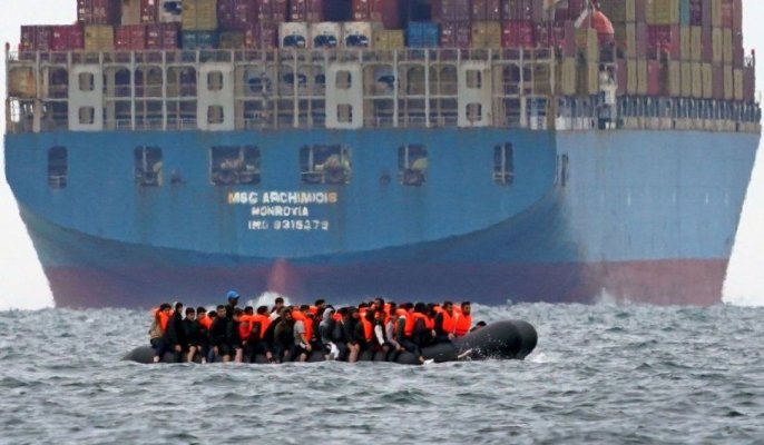 Zeci de migranți au trecut Canalul Mânecii spre Anglia