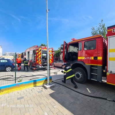 15 persoane evacuate în urma unei explozii urmate de incendiu