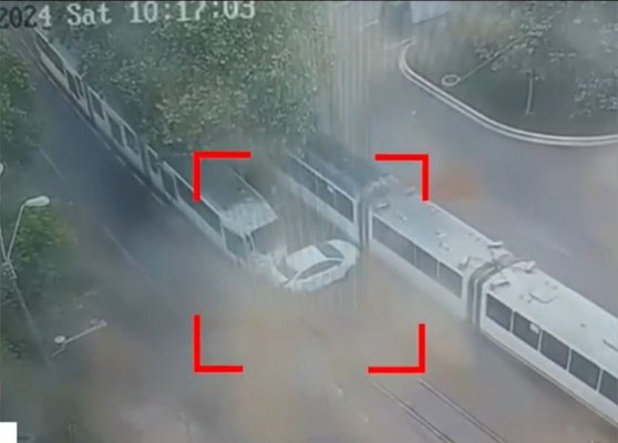 Momentul în care două tramvaie au zdrobit o maşină, în Capitală. Video