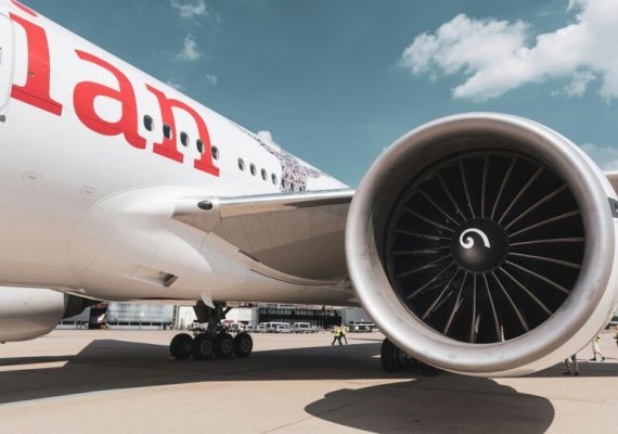 O persoană a murit după ce a fost aspirată de motorul unui avion