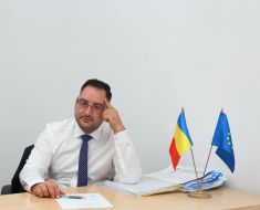 Primarul comunei Stejari, cercetat după ce a acroşat cu oglinda autoturismului o femeie şi a părăsit locul accidentului