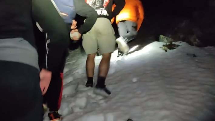 4 tineri au plecat pe munte în pantaloni scurți și adidași, dar s-au rătăcit