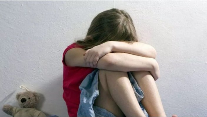 O mamă și-a supus fiica minoră la perversiuni sexuale și a filmat scenele
