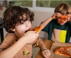 Pizza și sucurile interzise de la comercializare pe o rază de 500 m de școli