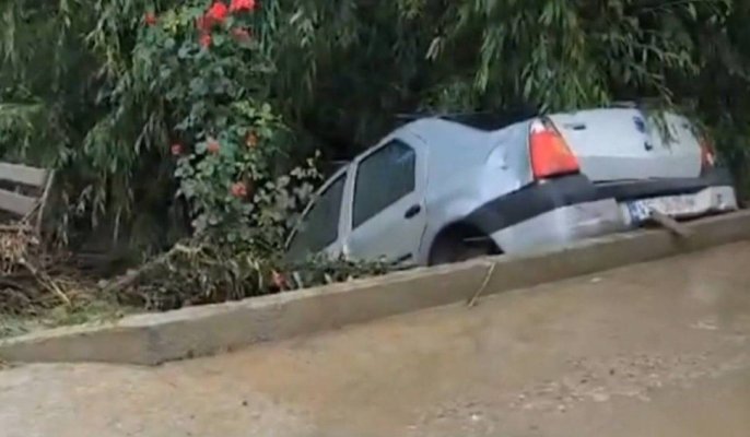 Ploile torențiale și vijeliile au făcut prăpăd în țară