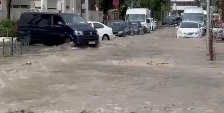 Galați, cod roșu de ploi torențiale. Trafic rutier oprit